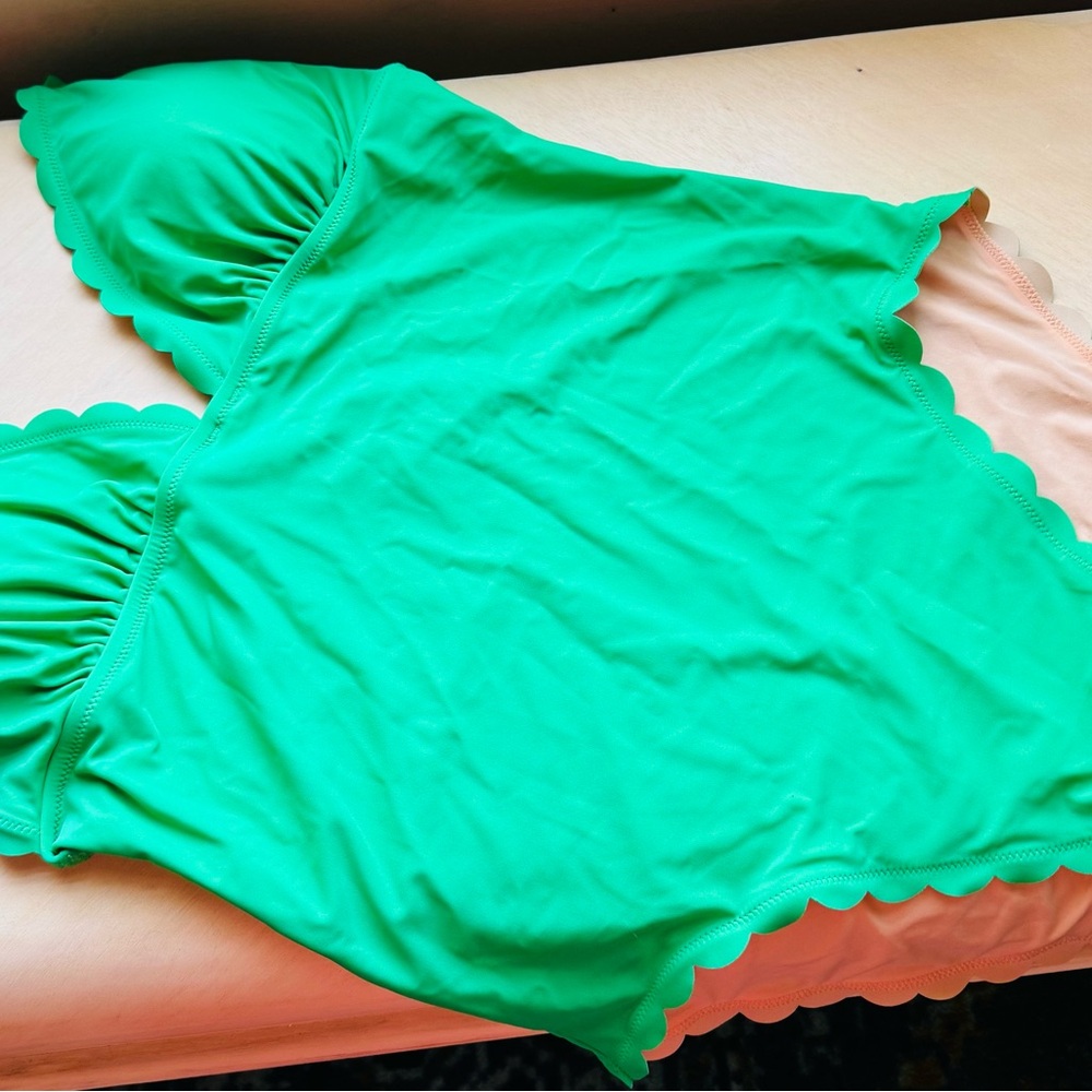Lands' End Green Women's One Piece scalloped Swimsuit